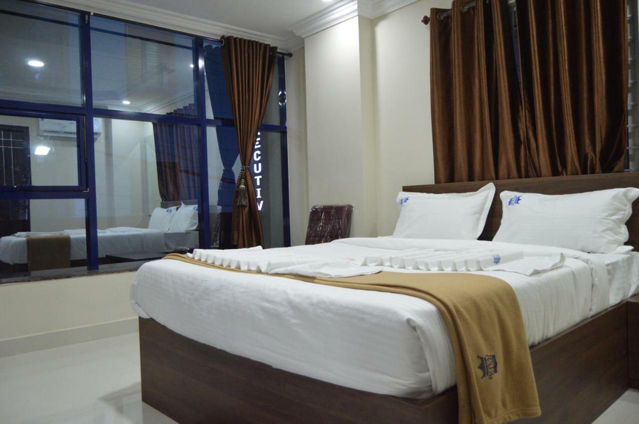 Royal Star Hotels Bangalore Buitenkant foto